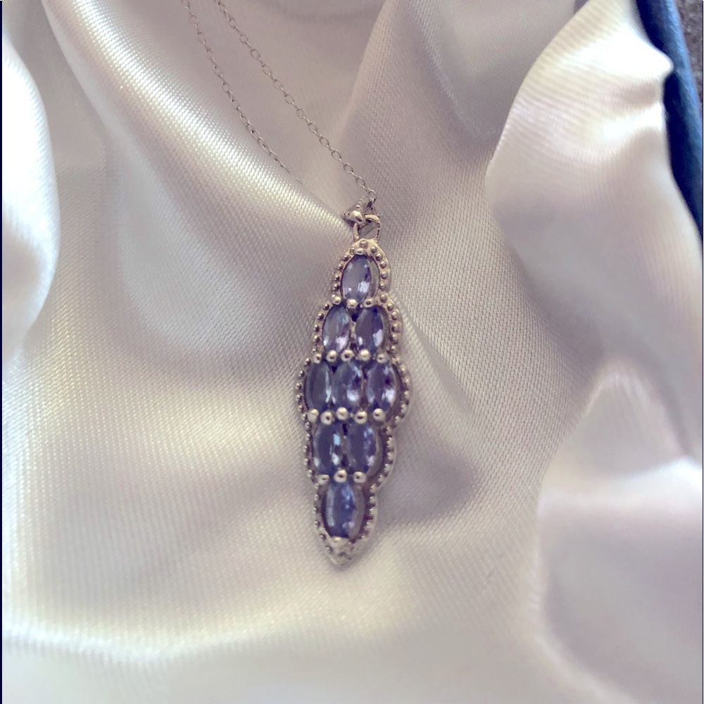 Bnip ladies necklace.